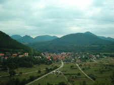 Wernersberg, Trifels und Ebersberg vom Runden Hut