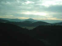 Fr�hmorgendlicher Blick vom R�merfels in den Wasgau mit Burgruine Altdahn und J�ngstberg