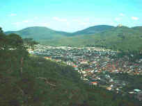 Annweiler mit Hohenberg, F�hrlenberg und Trifels vom Gro�en Sommerfels