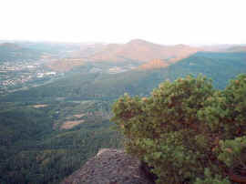 Sonnenaufgang am Adelsbeg und �ber Annweiler- gesehen vom Orensfels