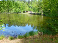 Der Retzbergweiher mit der Retzberghütte