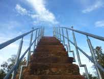 Geradewegs in den Himmel scheint die Treppe auf den Hohenbergturm zu führen