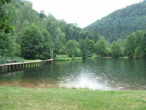 Auf dem Weg ins Stille Tal wird der Helmbachweiher passiert